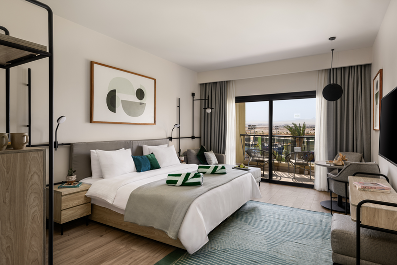 Zimmer im Kaktus Hotel Soma Bay mit Doppelbett, Sitzecke und Balkon mit Ausblick