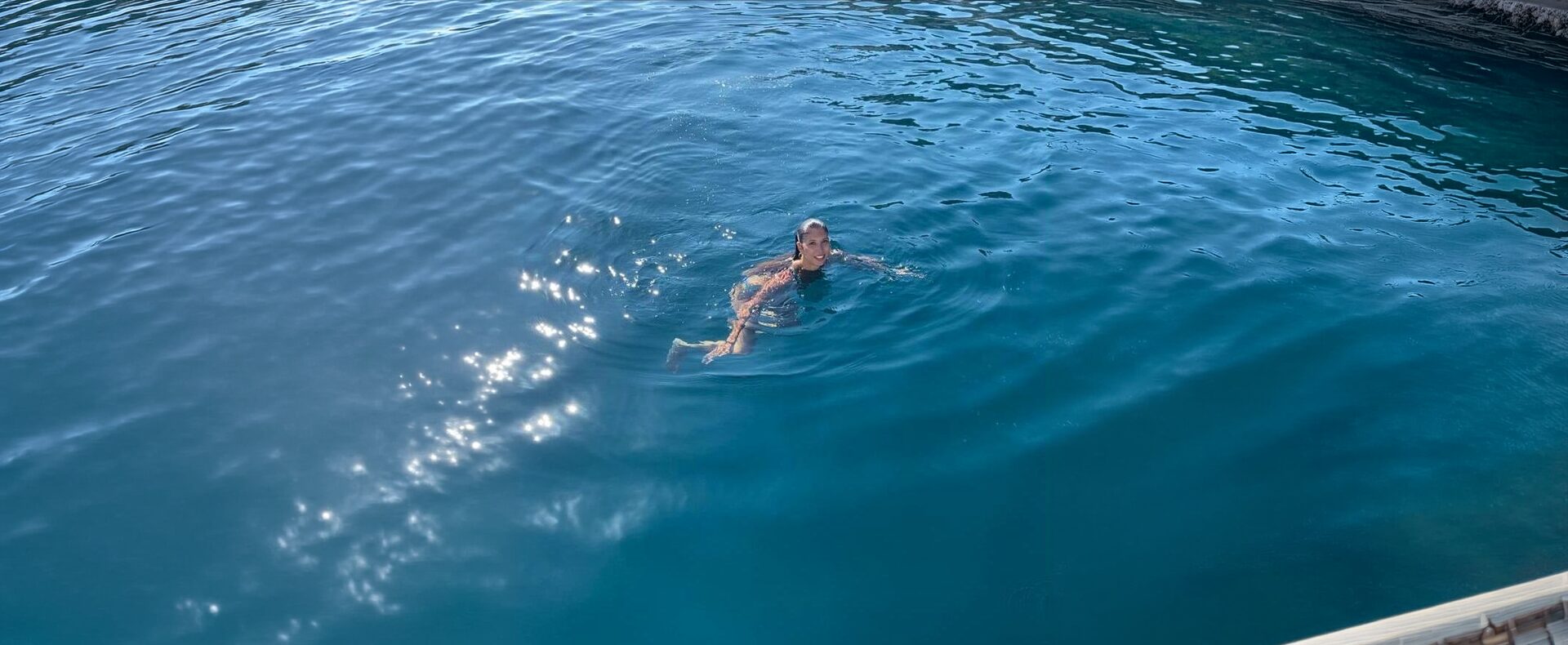 Schwimmerin im offenen Wasser des Roten Meers bei Soma Bay