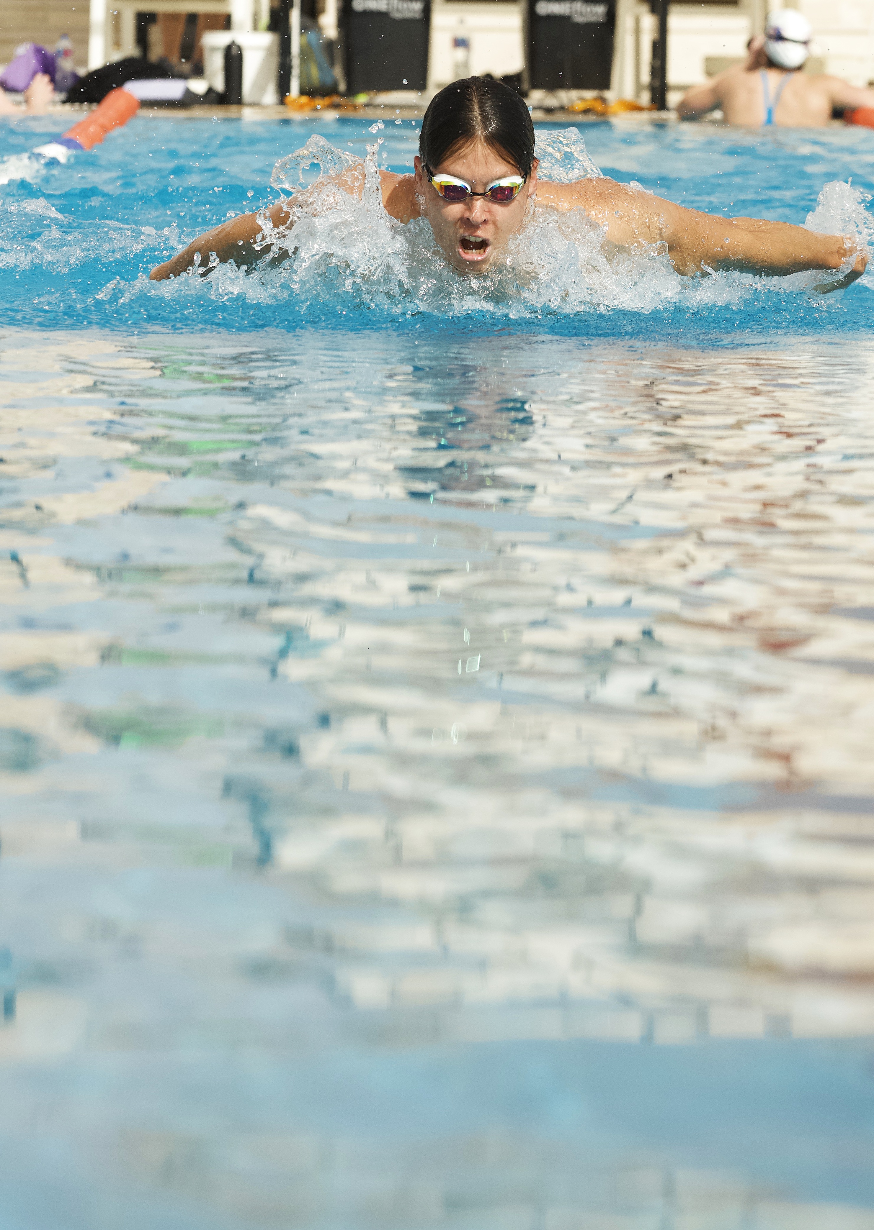 Butterfly-Schwimmer in voller Bewegung in der Anlage von ONEflow Sports in Soma Bay